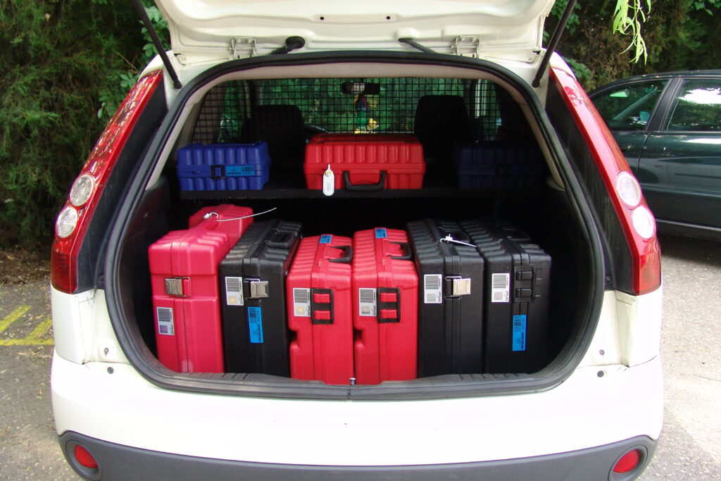 Adathordozó szállító és tároló táskák a szállító járműben